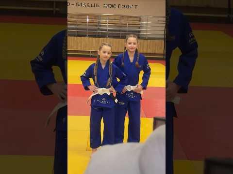 Синє дитяче кімоно для дівчаток, джиу-джитсу, TM BUDOGI, зріст 150 см, щільність 350 гр/м.кв. video