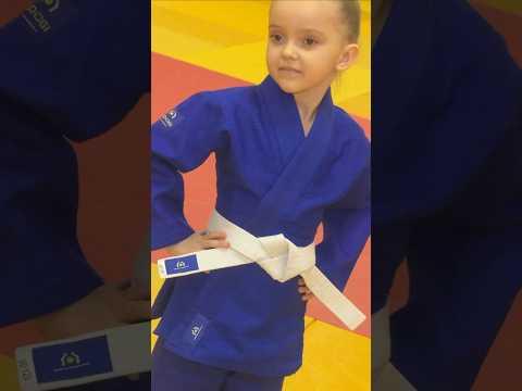 Синє дитяче кімоно для дівчаток, дзюдо, TM BUDOGI серія BEGINNER, зріст 150 см, щільність 350 гр/м.кв. video