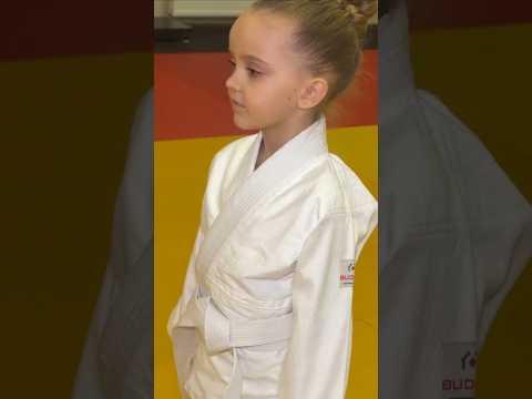 Біле дитяче кімоно для дівчаток, рукопашний бій, TM BUDOGI, 120 см, щільність 350 гр./м.кв. video