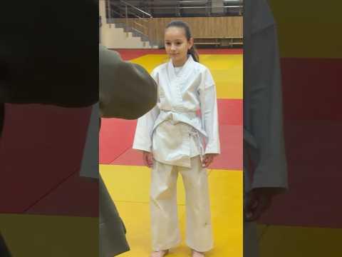 Біле дитяче кімоно для дівчаток, рукопашний бій, TM BUDOGI, зріст 150 см, щільність 240 гр./м.кв. video