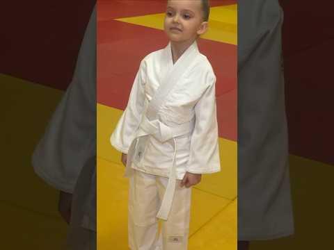 Біле дитяче кімоно для дівчаток, айкідо, TM BUDOGI, зріст 130 см, щільність 350 гр./м.кв. video