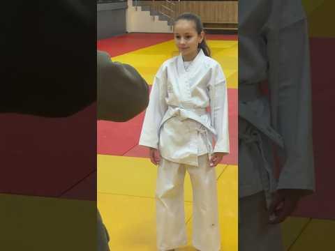 Біле дитяче кімоно для дівчаток, айкідо, TM BUDOGI, зріст 110 см, щільність 240 гр./м.кв. video