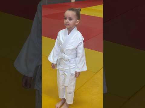 Біле дитяче кімоно для дівчаток, дзюдо, TM BUDOGI серія BEGINNER, зріст 110 см, щільність 350 гр/м.кв. video