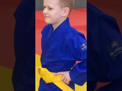 Синє дитяче кімоно для хлопчиків, дзюдо, TM BUDOGI серія BEGINNER, зріст 150 см, щільність 350 гр/м.кв. video