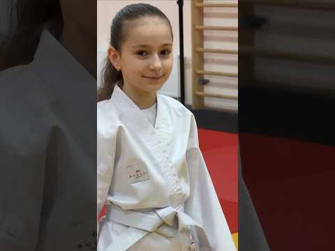 Біле дитяче кімоно для дівчаток, карате, TM BUDOGI, зріст 110 см, щільність 240 гр/м.кв. video