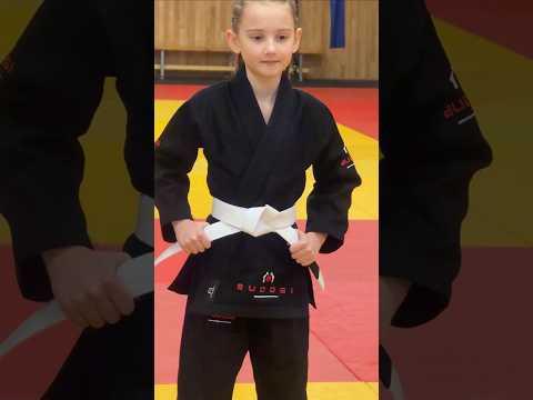 Чорне дитяче кімоно для дівчаток, джиу-джитсу, TM BUDOGI, зріст 150 см, щільність 350 гр/м.кв. video